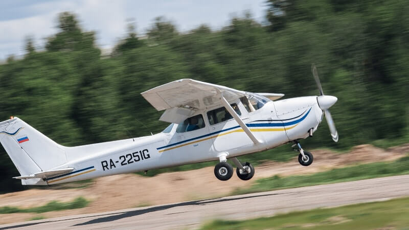 Самолет Cessna 172, Авиацентр Серёдка в Пскове